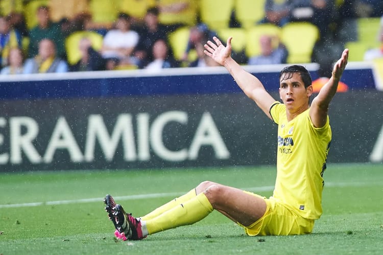 Aissa Mandi, le premier joueur qui s'est excusé : Retour sur l'échec des Verts à la CAN 2023 Aissa Mandi en action sur le terrain de football.