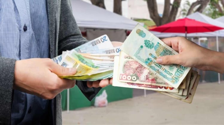 Banque d'Algérie : Hausse de 10,14% de l'argent circulant dans l'informel en 2022 Échange d'argent en espèces entre deux personnes dans un marché.