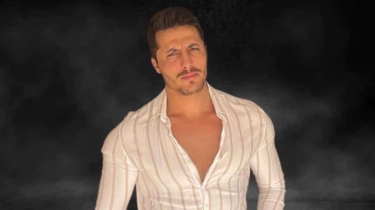 Homme au regard intense et expression sérieuse.