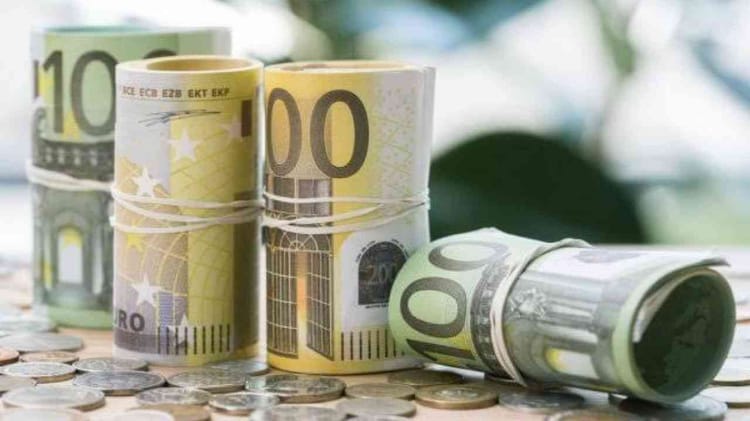 Fins rouleaux de billets d'euros de différentes denominations.