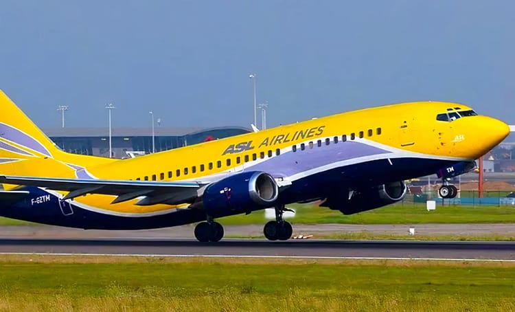 Avion de ligne ASL Airlines jaune et bleu sur la piste d'aéroport.