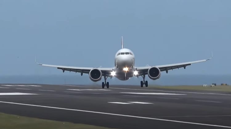 Avion Airbus A321 en approche dans des conditions venteuses à Lisbonne.