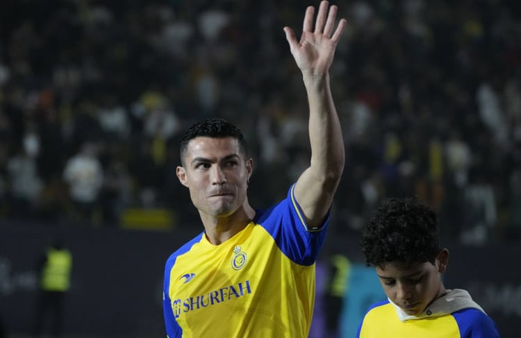 Cristiano Ronaldo refuse un penalty controversé lors d'un match de football.