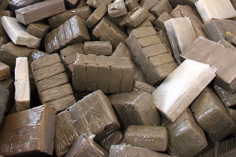 🚔🛑💊 Saisie massive dans plusieurs Wilayas : démantèlement d'un réseau de trafic de drogue et de contrebande Paquets de drogue saisis lors d'une opération policière au Maghreb.