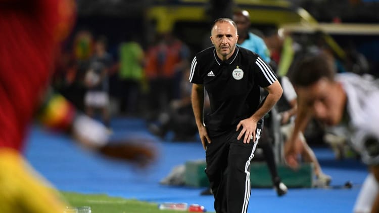 Djamel Belmadi entraîneur de l'équipe d'Algérie sur le terrain.
