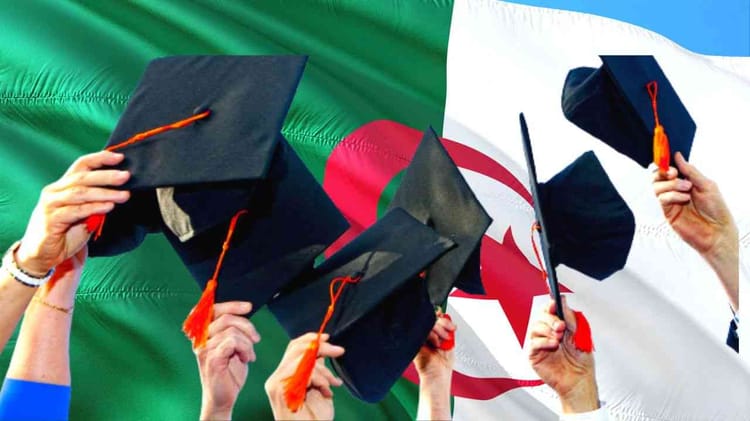 Étudiants en Algérie célébrant leur réussite universitaire.