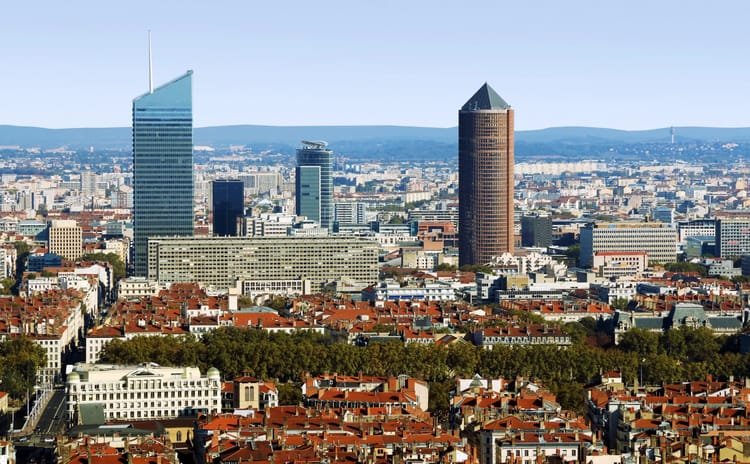 Découvrez le classement des villes les plus impolies de France Vue de la skyline de Lyon avec ses gratte-ciel emblématiques.