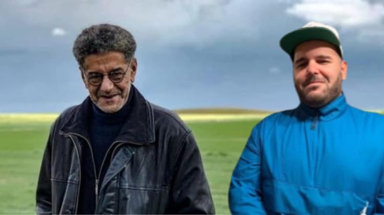 Hommage à Salah Aougrout : La protestation de Brahim Irban Face à l'omission de Fatima Belhadj Deux hommes en plein air, hommage à Salah Aougrout lors d'une manifestation.