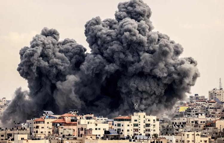 Guerre à Gaza : un soldat israélien raconte son enfer Nuage de fumée noire suite à une explosion à Gaza.