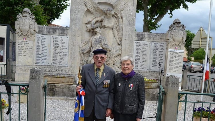 Décès de René Dubuc, une icône Varilhoise : Hommage à un homme de mémoire et de valeurs Deux personnes rendent hommage à René Dubuc devant un monument commémoratif.