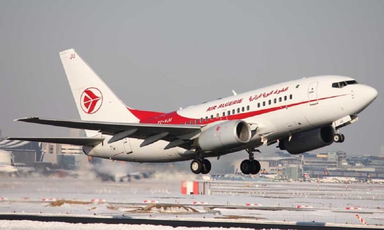 Avion Air Algérie prêt à décoller sur la piste enneigée.
