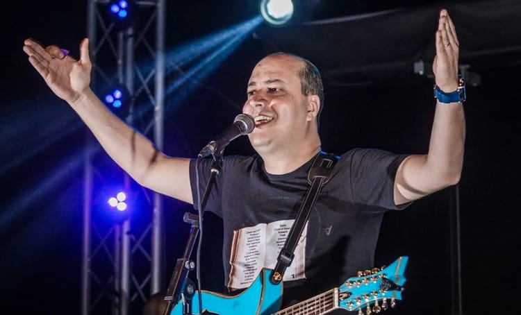 Mohamed Allaoua chante avec passion lors d'un concert au Zénith.