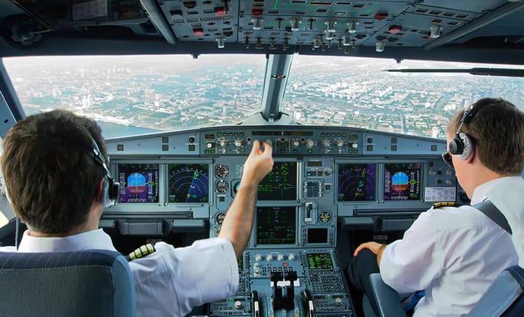 Air Algérie évite de justesse une collision en France Pilotes dans le cockpit d'un avion en vol au-dessus d'une ville.