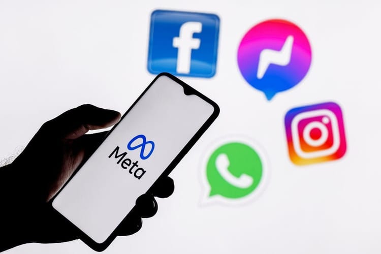 Logos Facebook, Messenger, Instagram, WhatsApp et Meta sur fond blanc.