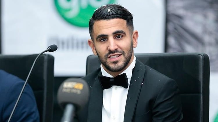 Riyad Mahrez : Hommage de la Wilaya de Mila ou simple malentendu ? Riyad Mahrez en costume lors d'une cérémonie en Algérie.