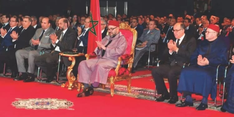 Le roi du Maroc et des représentants lors d'une cérémonie officielle.