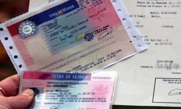 Titre de séjour algérien avec documents de voyage.