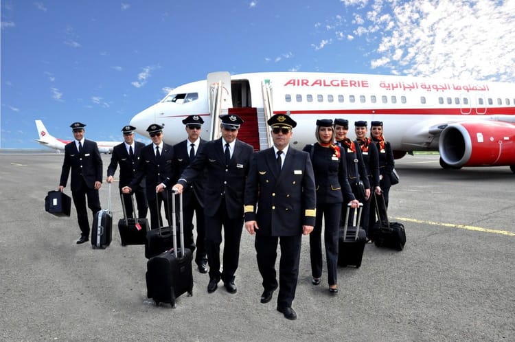 Air Algérie : Un recrutement d'excellence salué pour son engagement envers la Jeunesse Équipage d'Air Algérie en uniforme devant un avion.