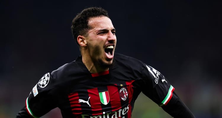 Ismael Bennacer célèbre lors d'un match de football avec AC Milan.