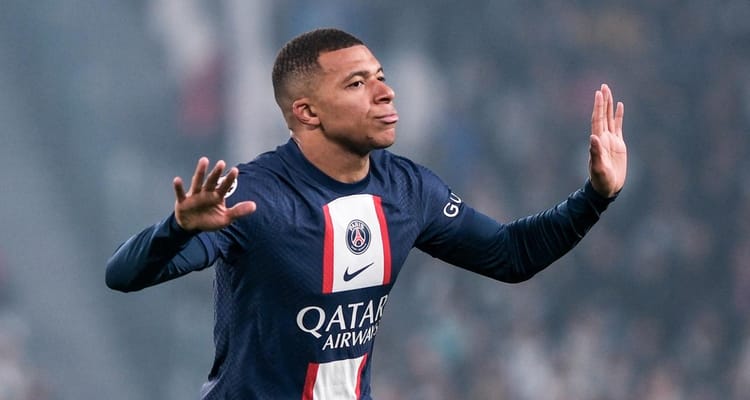 Kylian Mbappé célèbre lors d'un match de football avec le PSG.