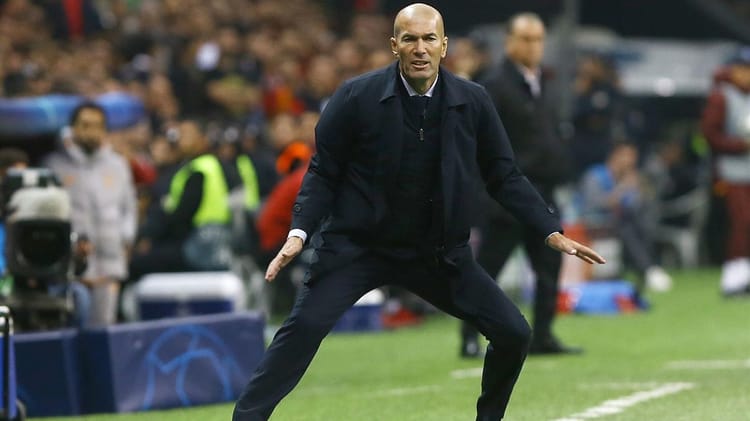 Zinédine Zidane refuse la proposition de l'Algérie : La raison qui bouleverse les fans Zidane en action lors d'un match de football.