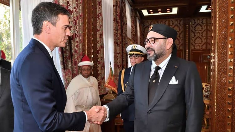 Sánchez et Mohammed VI se serrent la main lors d'une réunion diplomatique.