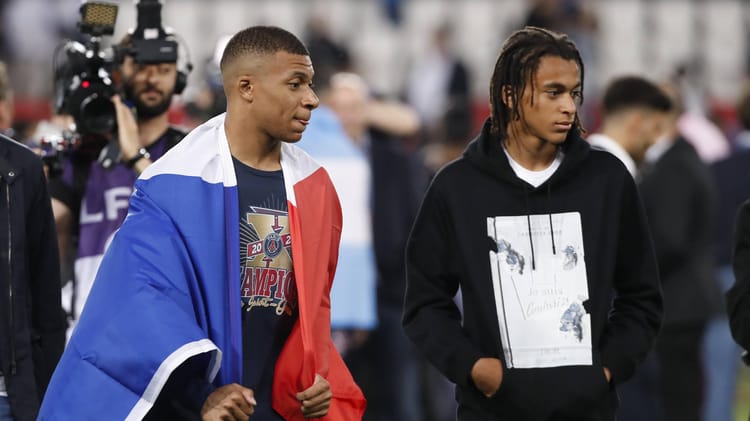 Débuts éclatants d'Ethan Mbappé : Quel impact sur le contrat de Kylian Mbappé ? Ethan Mbappé et Kylian Mbappé lors d'un événement sportif.