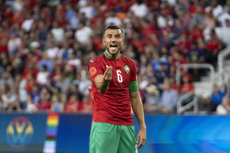 CAN 2023 : Colère de Romain Saïss après l'élimination du Maroc et critique de l'arbitrage Romain Saïss en action avec le maillot marocain lors de la CAN 2023.