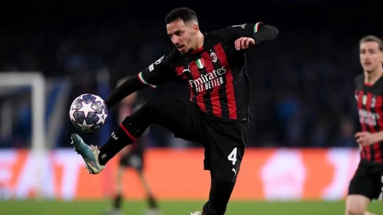 Ismaël Bennacer en train de bloquer un ballon lors d'un match de football.