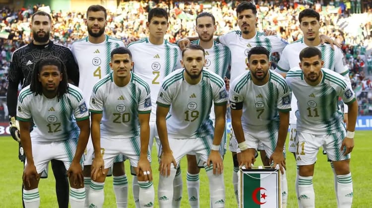 Équipe nationale d'Algérie lors d'un match amical, portant leurs maillots verts et blancs.