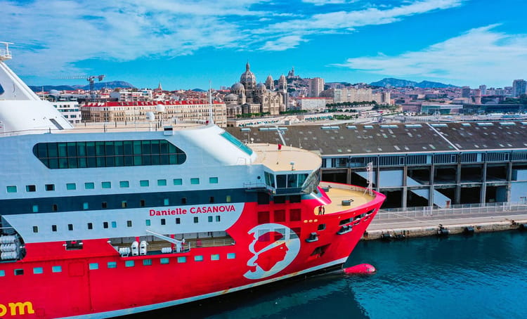 Ferry Corsica Linea amarré au port de Marseille, vue urbaine en arrière-plan.