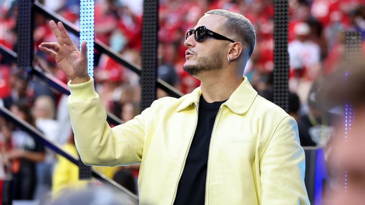 DJ Snake s’insurge contre l’usage politique de sa musique à la convention démocrate DJ Snake lors d'un concert au Stade de France, portant des lunettes de soleil et un manteau jaune.