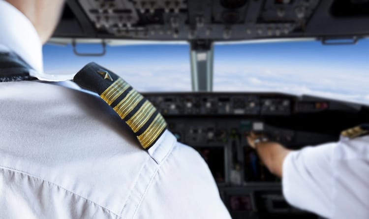 Et ça continue chez Volotea ! La compagnie recrute deux pilotes pour sa base à Lyon Pilote en uniforme dans le cockpit d'un avion en vol.