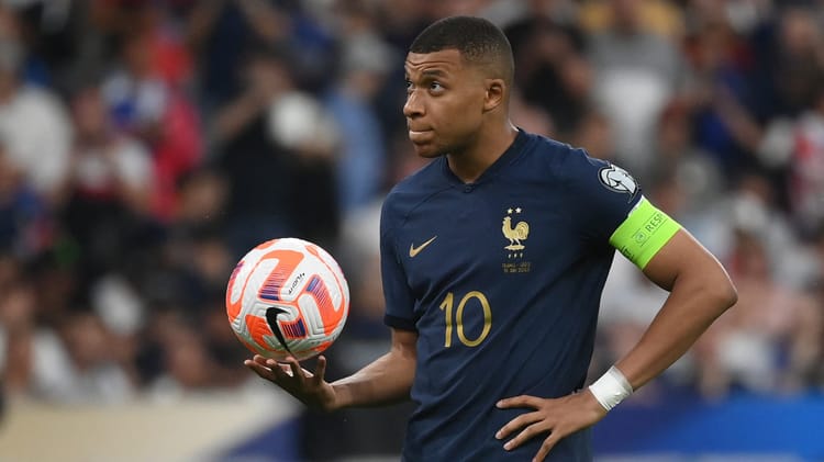 Ballon d’or : Kylian Mbappé en concurrence avec Jude Bellingham et Erling Haaland ! Kylian Mbappé portant le maillot de l'équipe de France avec le ballon.