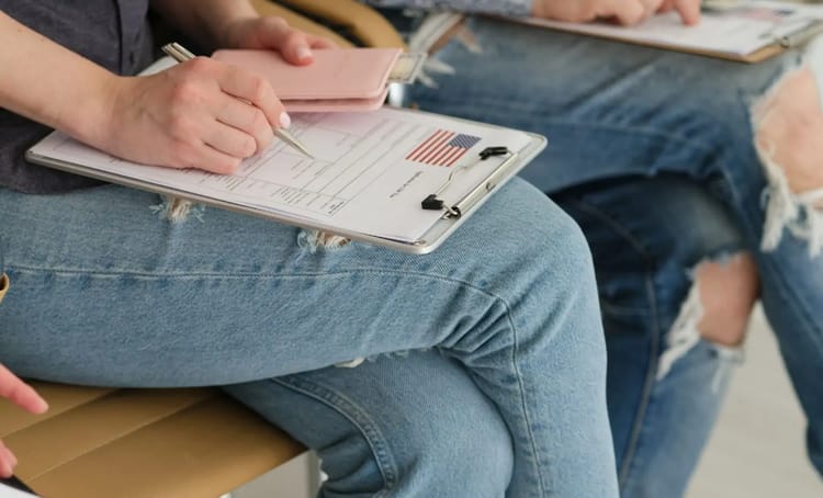 France : 1 français sur 2 âgé de 18 ans et plus rêve de quitter le pays Jeunes en attente d'entretien d'embauche, recherche d'emploi en France.