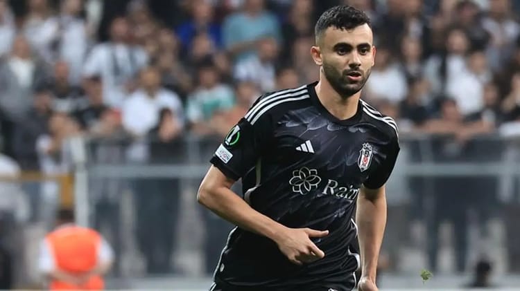 Rachid Ghezzal : La fin d'une époque chez Besiktas - écarté pour des performances jugées insuffisantes Rachid Ghezzal en tenue de football lors d'un match avec Besiktas.
