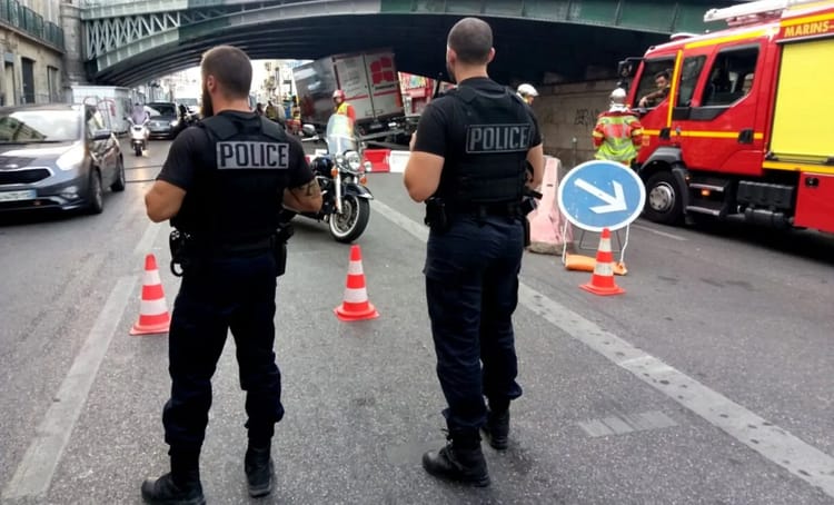 Guerre de la drogue à Marseille : l'année 2023 enregistre un nombre record de victimes Policiers en intervention lors d'une opération sous un pont à Marseille.