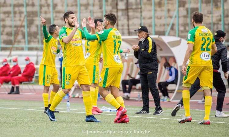 Joueurs de JS Kabylie en entraînement avant le match contre le MCA.