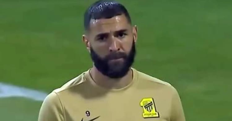 Karim Benzema regrette-il son départ du Réal Madrid? Ses proches confient Karim Benzema avec un maillot de football jaune sur le terrain.