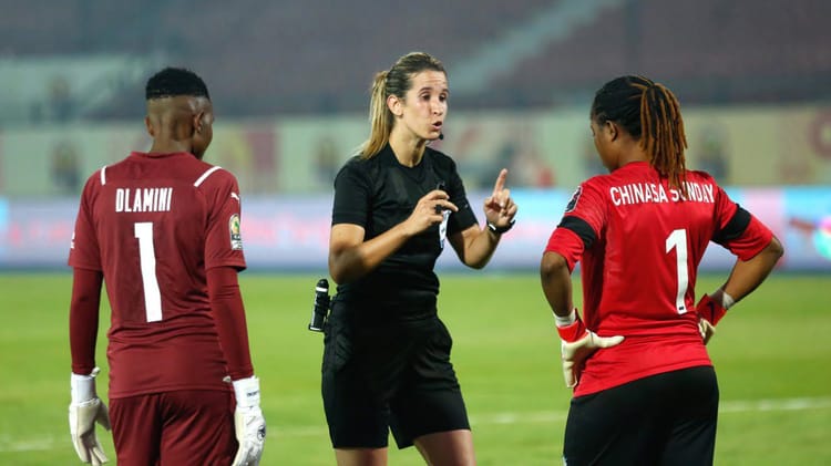 Arbitres féminines en action lors du CAN 2023 au Maroc.