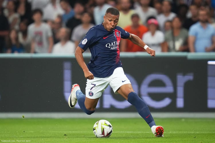 Sylvain Legwinski à propos de Kylian Mbappe : "Techniquement, il n’était pas en difficulté" Kylian Mbappé joue au football pour le PSG sur le terrain.