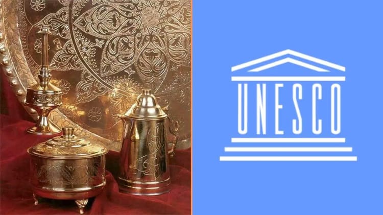 Objets en métal gravé traditionnellement en Algérie, patrimoine culturel.