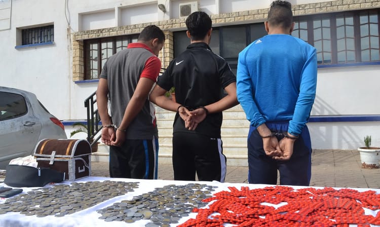 Alger : Importante quantité de drogue saisie Trois hommes arrêtés devant une table avec des drogues et des objets.