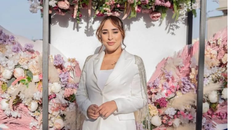 Halluciant! L' influenceuse algérienne, Maya Redjil dépense 40 millions de centimes pour un dîner chez... Maya Redjil posant devant un décor floral lors d'un événement à Alger.