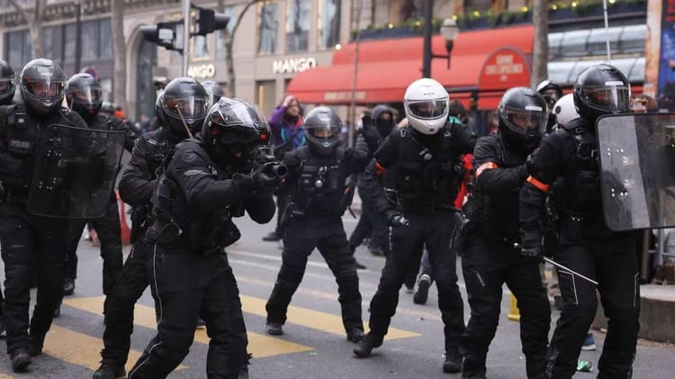 Policiers en intervention lors d'une manifestation à Nice.