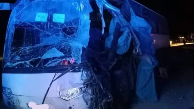 Véhicule accidenté à Ouled Djellal après un crash.