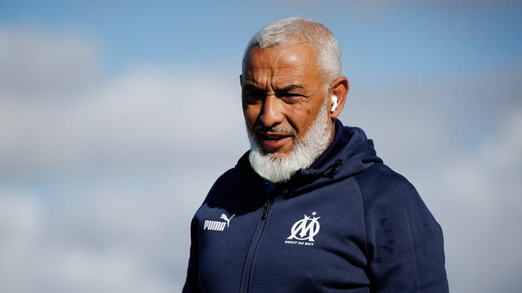 Rachid Zeroual : Découvrez le parcours inspirant de cet entrepreneur à succès Homme d'affaires avec écouteurs, fond ciel bleu.