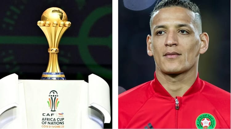 Yacine Bammou, joueur marocain, à côté de la coupe de la CAN 2023.