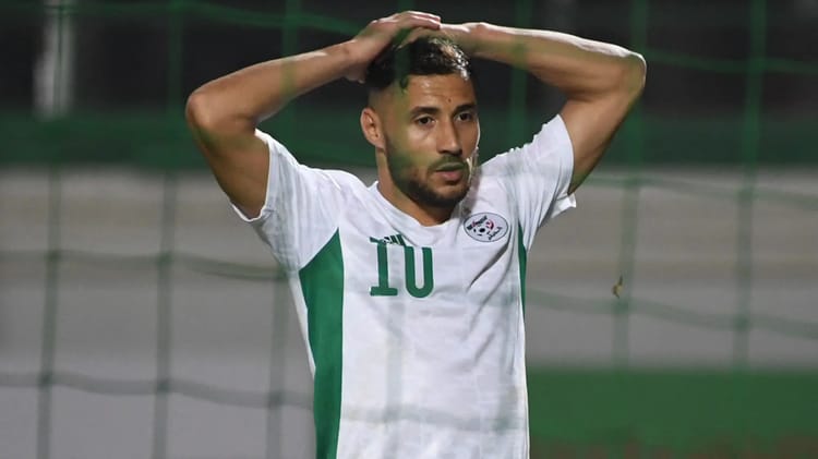 Youcef Belaili en action sur le terrain de football.