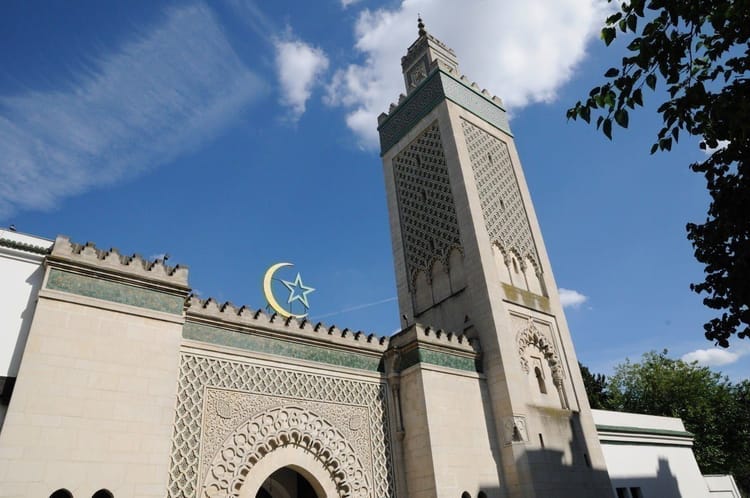Aïd al-Adha 2024 en France : plus de doute, la grande mosquée de Paris annonce la date Mosquée de Paris avec minaret et symbole islamique sous ciel bleu clair.